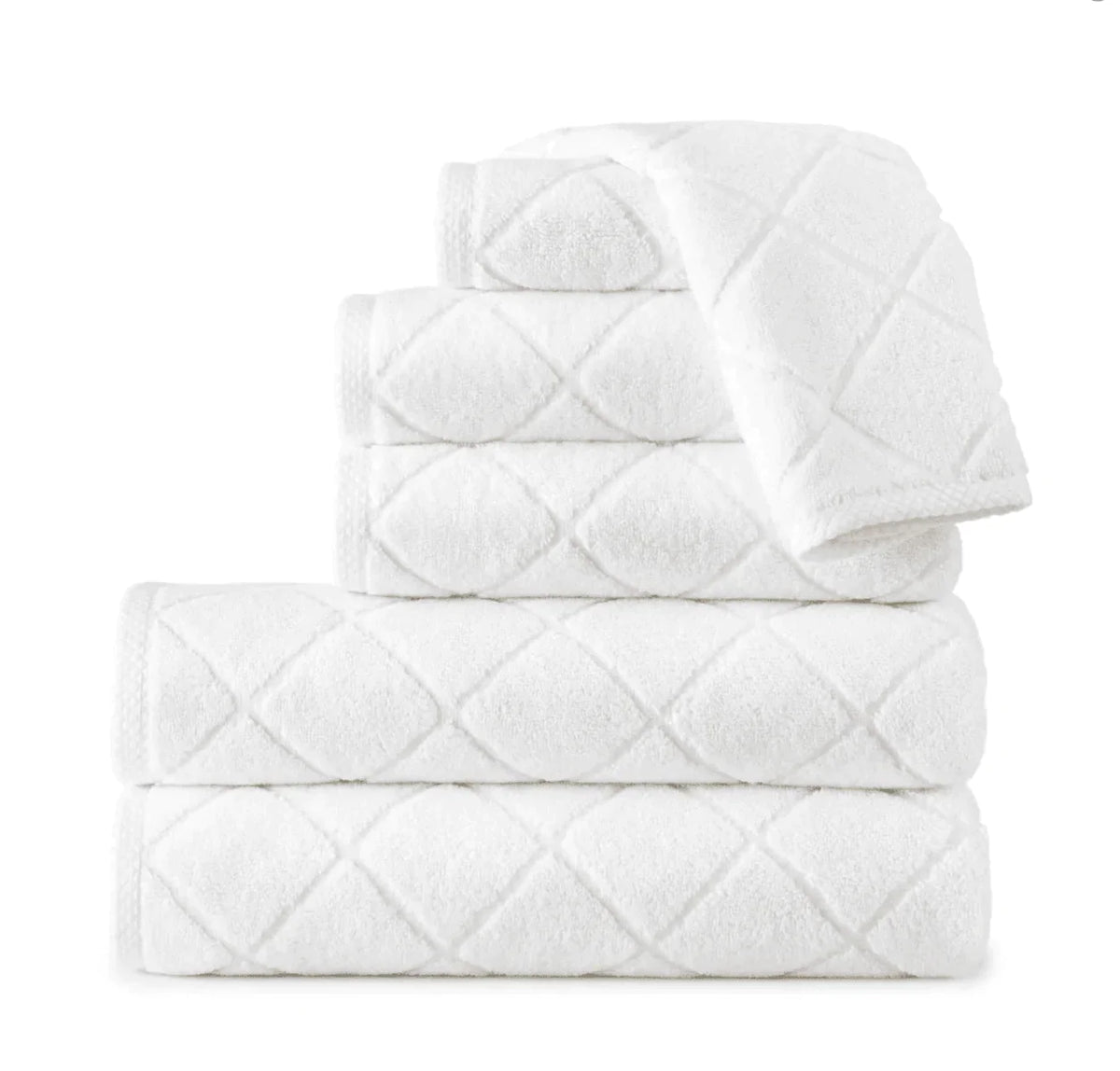http://www.wellappointedhouse.com/cdn/shop/files/diamond-design-terry-plush-cotton-bath-towel-collection-in-white-bath-towels-the-well-appointed-house_ed79800d-2622-4f96-9744-bc40b935f5d8_1200x1200.webp?v=1691677559