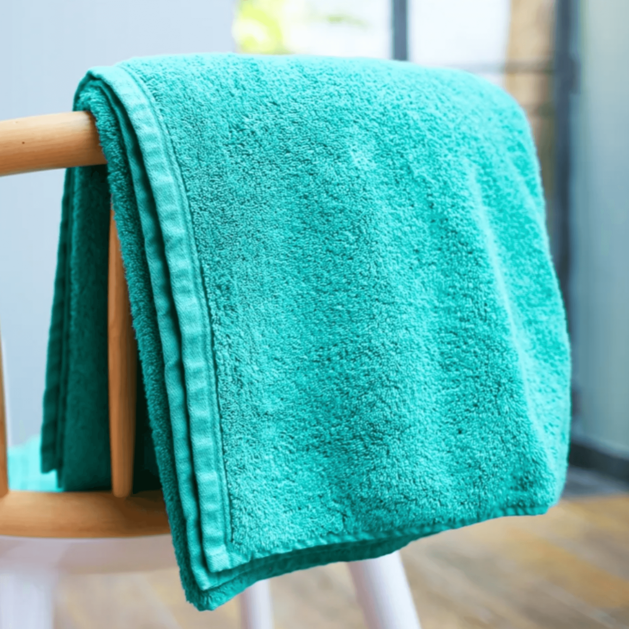 https://www.wellappointedhouse.com/cdn/shop/files/100percent-organic-cotton-viridian-green-loweswater-towels-bath-towels-the-well-appointed-house-3.png?v=1691700134