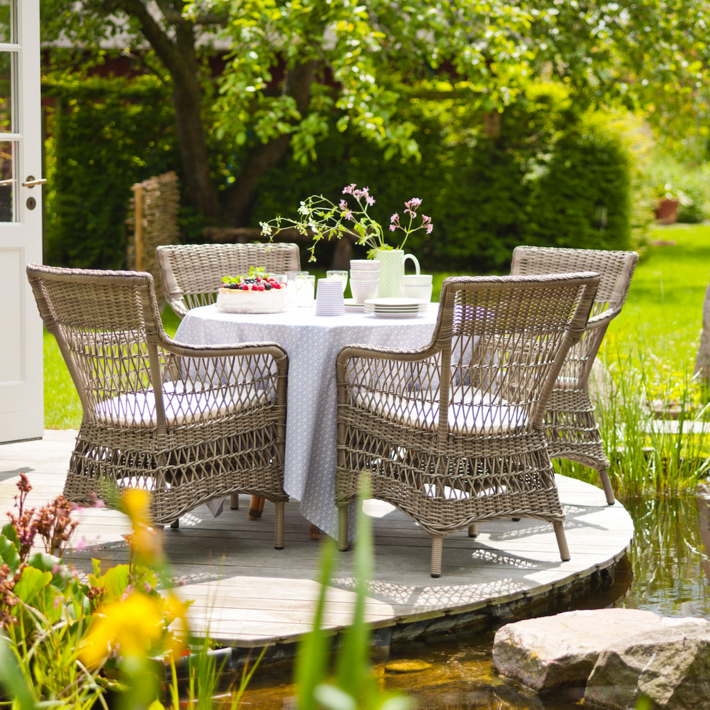 Shop Outdoor Dining Tables & Chairs