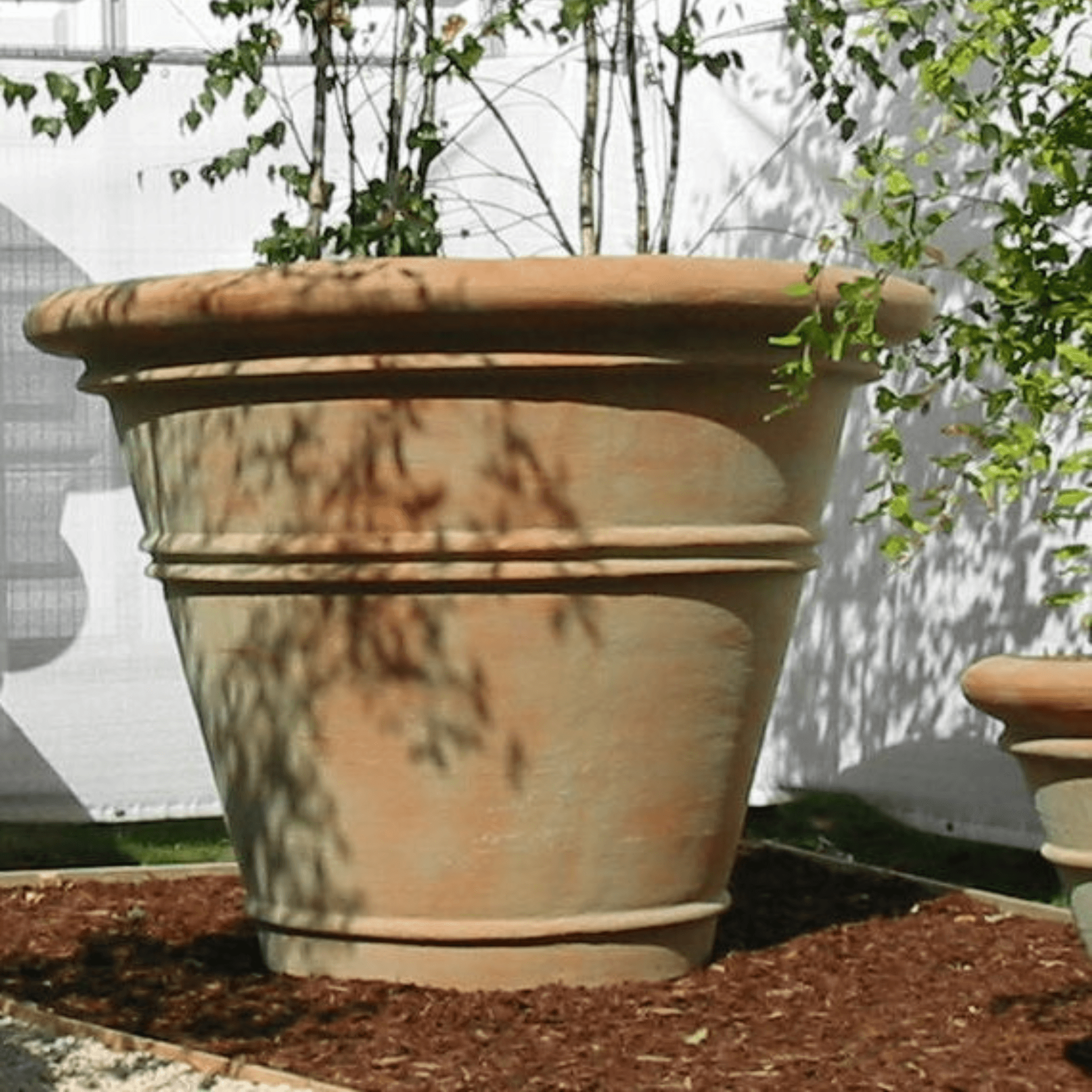 https://www.wellappointedhouse.com/cdn/shop/files/large-classic-outdoor-garden-pot-outdoor-planters-the-well-appointed-house-4.png?v=1691660215
