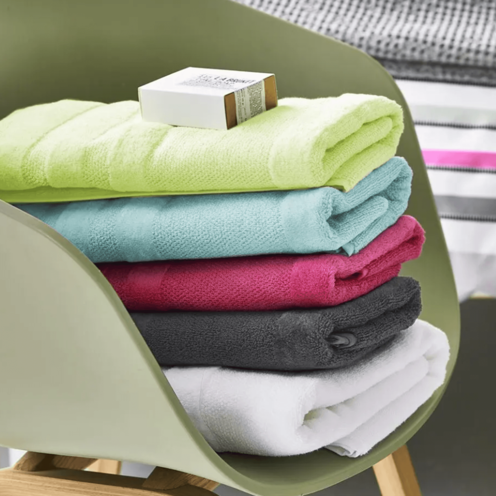 https://www.wellappointedhouse.com/cdn/shop/files/luxurious-100percent-cotton-acacia-lime-green-coniston-towels-bath-towels-the-well-appointed-house-4.png?v=1691700072