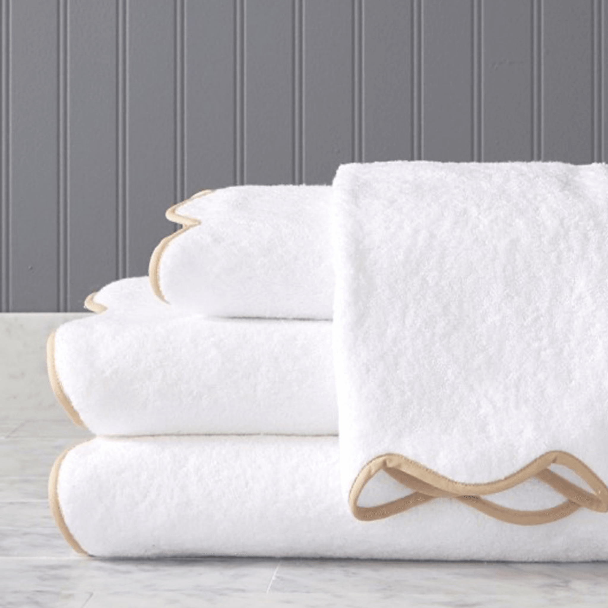 https://www.wellappointedhouse.com/cdn/shop/files/plush-devon-terry-scalloped-bath-towels-with-optional-monogram-available-in-a-variety-of-trim-colors-bath-towels-the-well-appointed-house-3_cbe13527-16db-4115-9065-05460128ccd8.png?v=1691670504